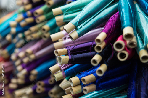 Fotografía spools of brightly colored silk thread used for decorating Moroccan caftans