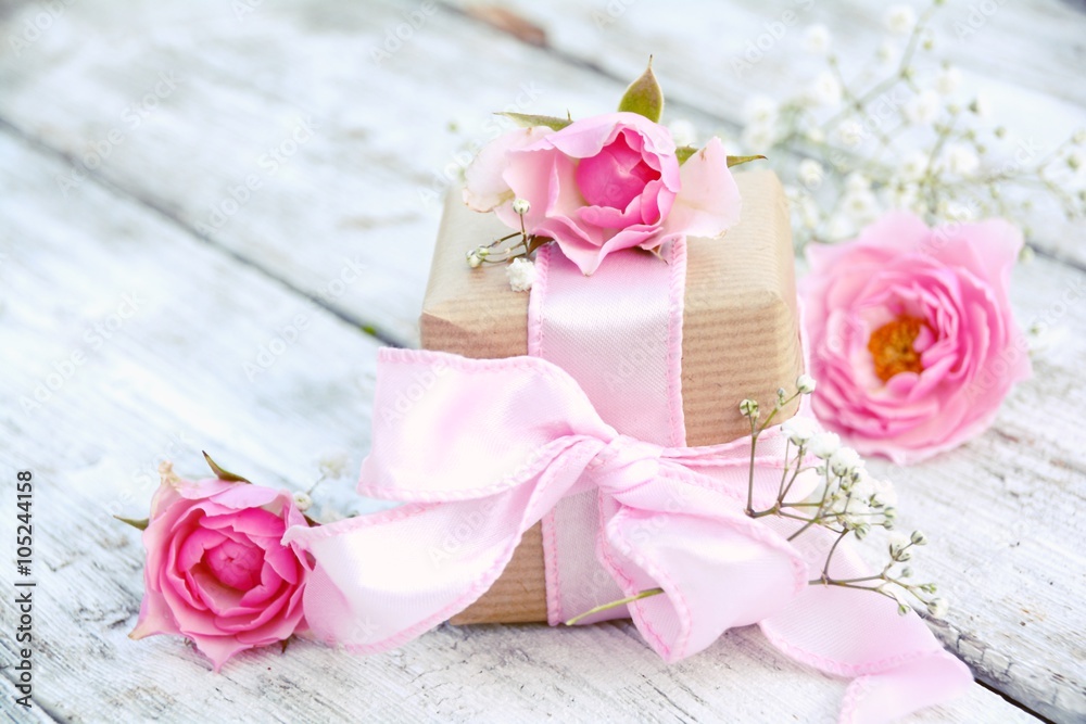 Grußkarte - Geschenk mit rosa Schleife und Rosen Grußkarte - Geschenk mit rosa Schleife und Rosen
