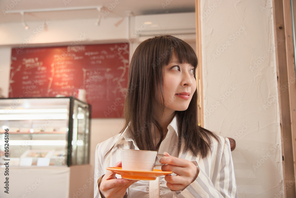 カフェでコーヒーを飲む女性 カフェでコーヒーを飲む女性