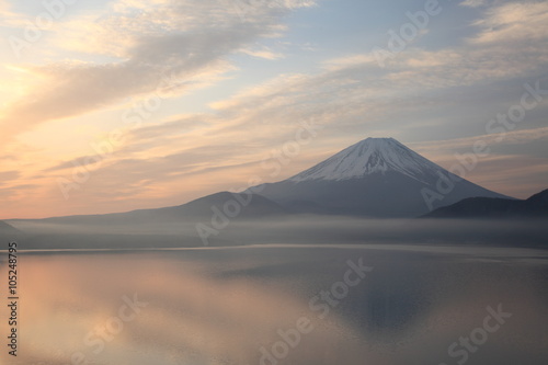 富士山と湖 / 朝焼けの湖の情景を撮影
