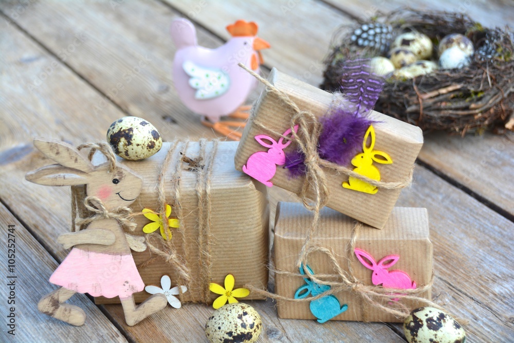 Fototapeta premium Ostergeschenke - Osterkarte - kleine Geschenke mit liebe verpackt