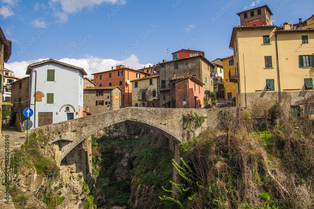 Antico ponte sul borgo medievale di Loro Ciuffenna