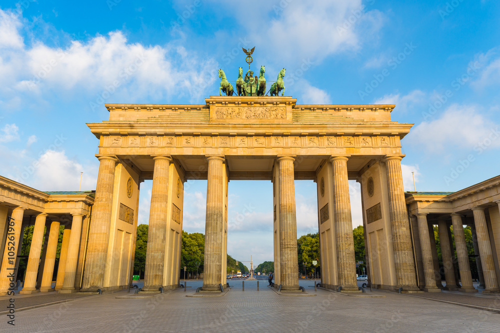 Naklejka premium Brama Brandenburska w Berlinie o wschodzie słońca, Niemcy