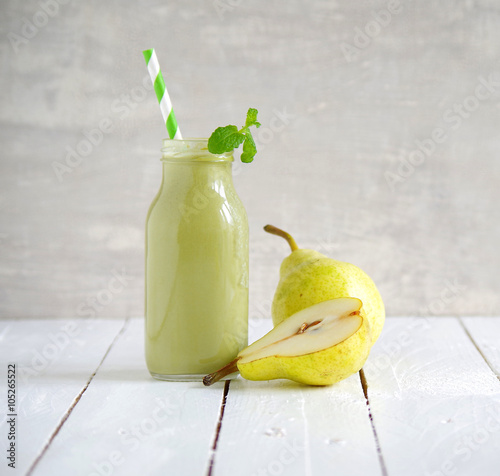 grüner Smoothie mit Birne