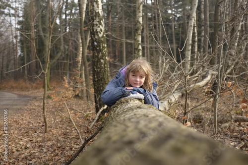 Kind im Wald