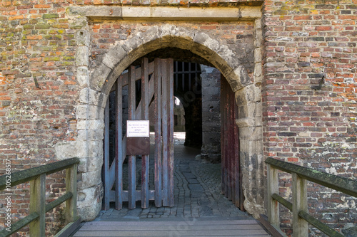 Eingang - Tor im mittelalterlichen Stiel © corinnah