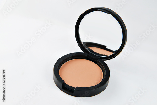 Compact powder for the face, in a black round box with mirror.