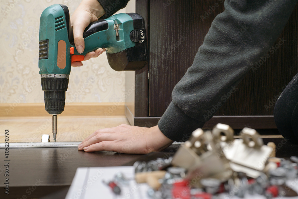 Assembling furniture from chipboard, using a cordless screwdriver