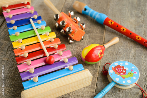 Cuadro en lienzo Musical instruments on wooden background