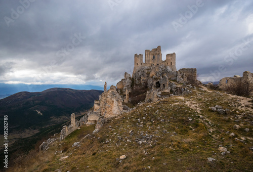 Rocca Calascio, L'Aquila (Abruzzo, Italia) - castello e borgo medievale © ValerioMei