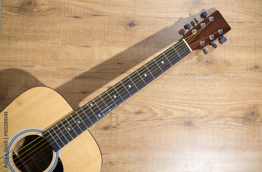 Fototapeta premium Guitarra sobre fondo de madera