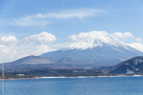 Lake Motosu and Fujisan © leungchopan