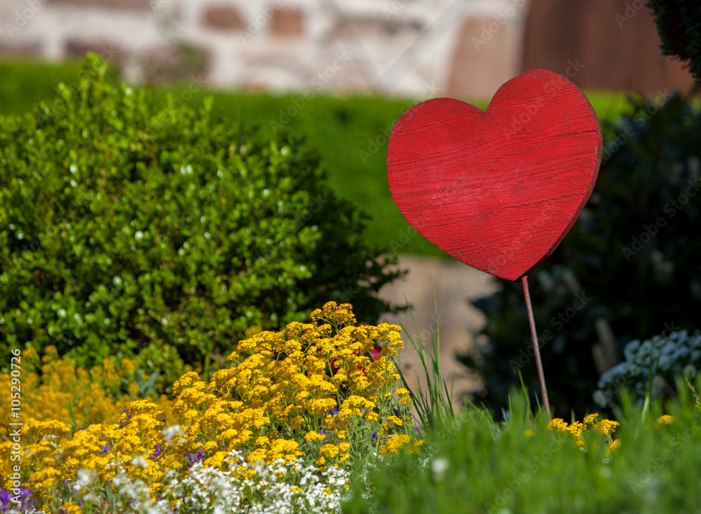 Herz im Garten StockFoto Adobe Stock
