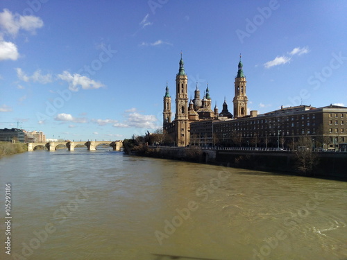 El ebro, el puente de piedra y el Pilar de Zaragoza