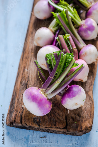 Foto Spring fresh young purple turnip