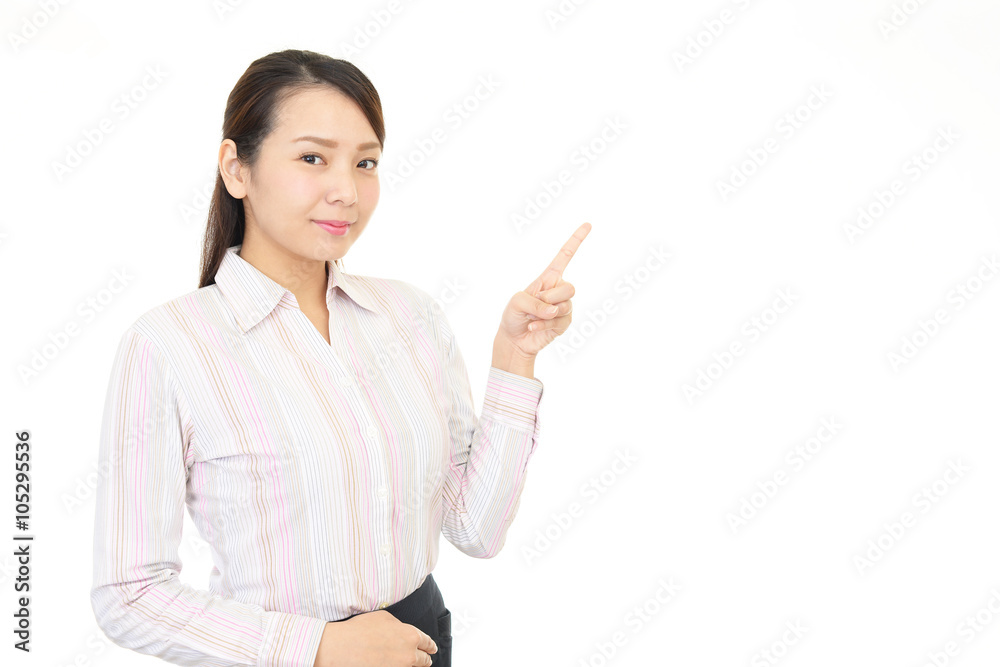 指示する笑顔の女性 指示する笑顔の女性