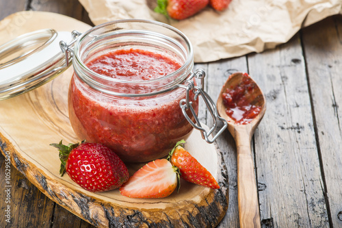 Desayuno en la cocina con mermelada de fresa casera y tostadas de pan