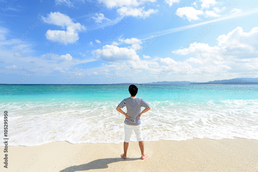 沖縄の美しい海でくつろぐ男性