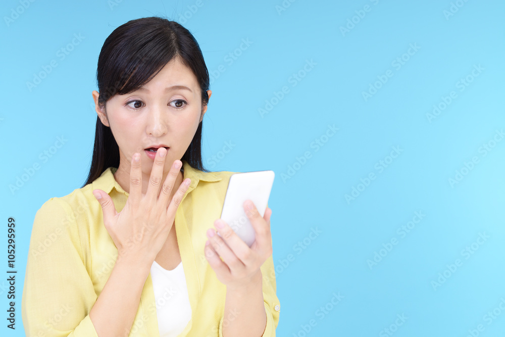 驚いた表情の女性