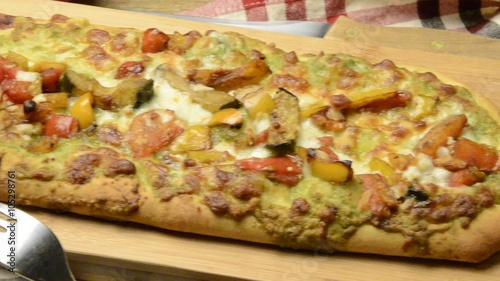 Pizza con rùcula pesto y verduras asadas