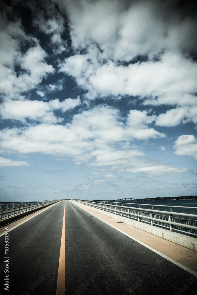 まっすぐな橋,道路,不安なイメージ