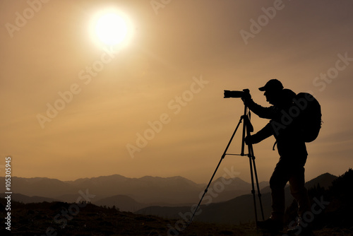 günbatımı ve zirvedeki fotoğrafçı