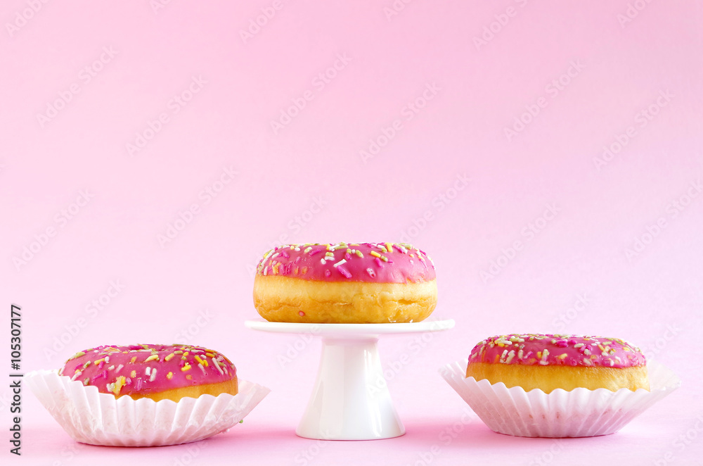 rosa Donuts mit Zuckerstreuseln rosa Donuts mit Zuckerstreuseln