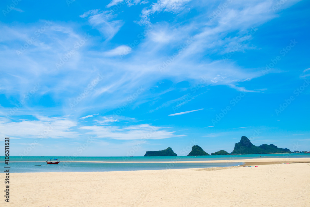Fototapeta premium Peaceful beach, sand with blue-sky on summer time for relax