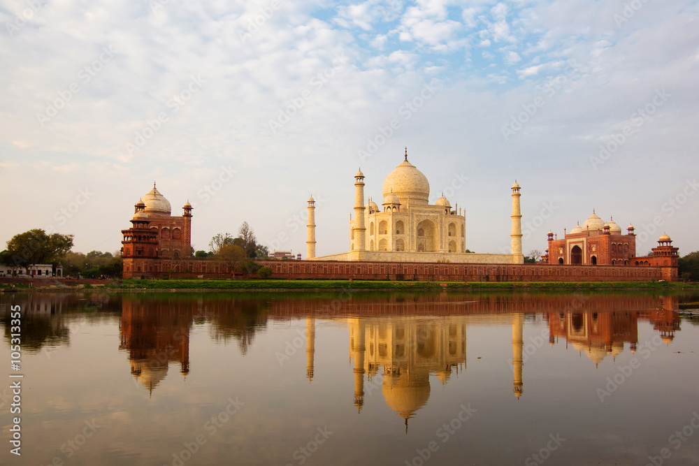 Fototapeta premium Taj Mahal in sunrise light, Agra, India