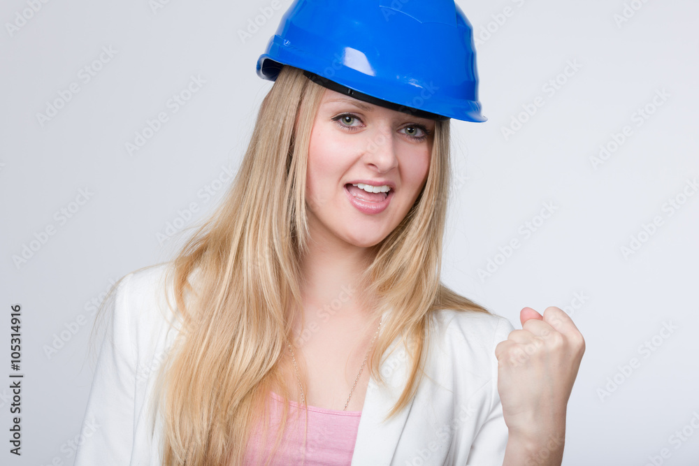 Junge Ingenieurin mit Helm freut sich über Erfolg Junge Ingenieurin mit Helm freut sich über Erfolg