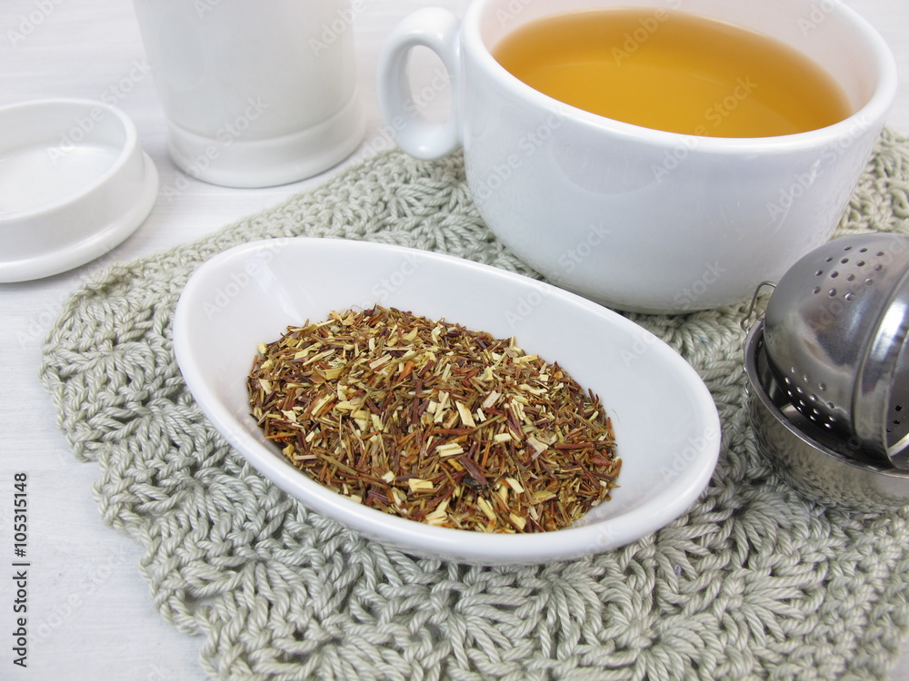 Eine Tasse grüner Rotbuschtee Eine Tasse grüner Rotbuschtee