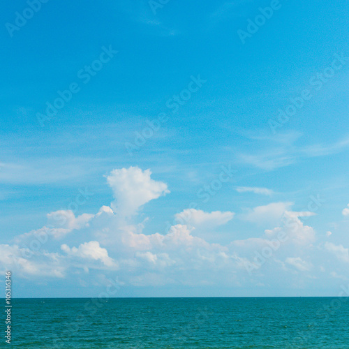 Sea and blue sky © thawornnurak
