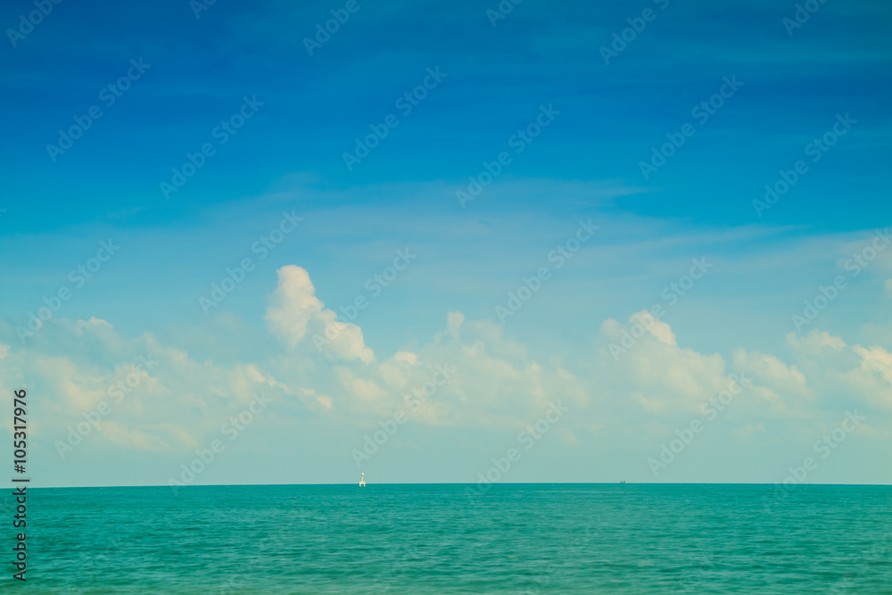 Obraz premium Sea and blue sky