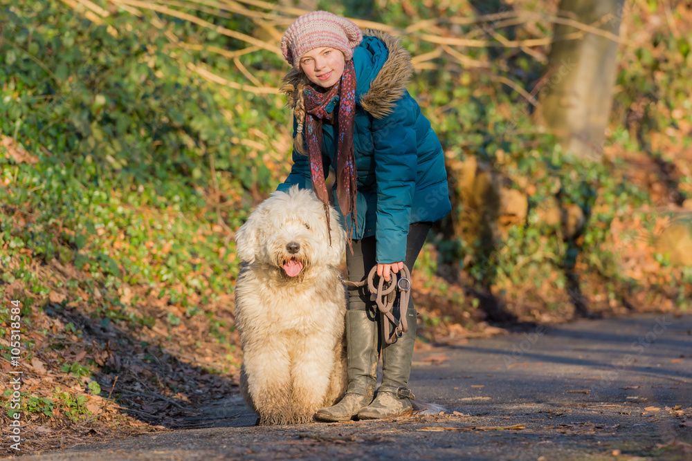 teenager geht mit dem hund durch den wald teenager geht mit dem hund durch den wald