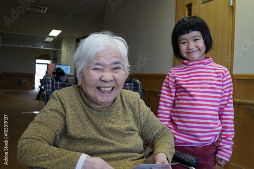 曾祖母　祖母　白髪の女性　家族　孫　少女