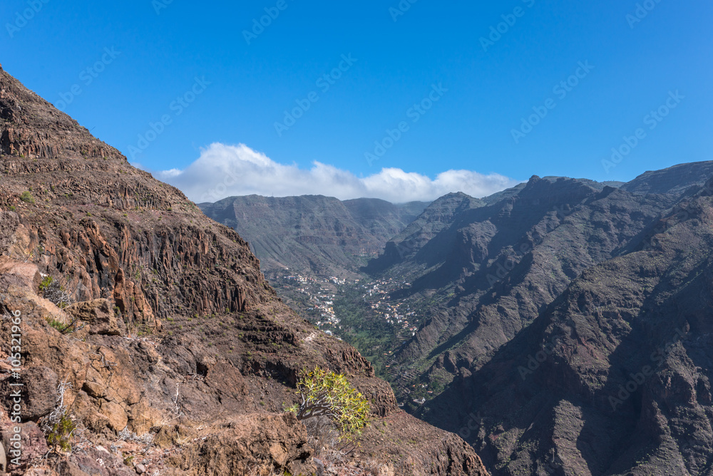 On the long distance trail from the Valle Gran Rey to the village Arure in the highlands of the Canary island La Gomera. 850m up on serpentine to the La Merica plateau on top of the mountain