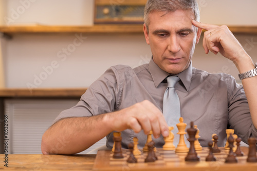 Obraz na plátne Thinking businessman playing chess