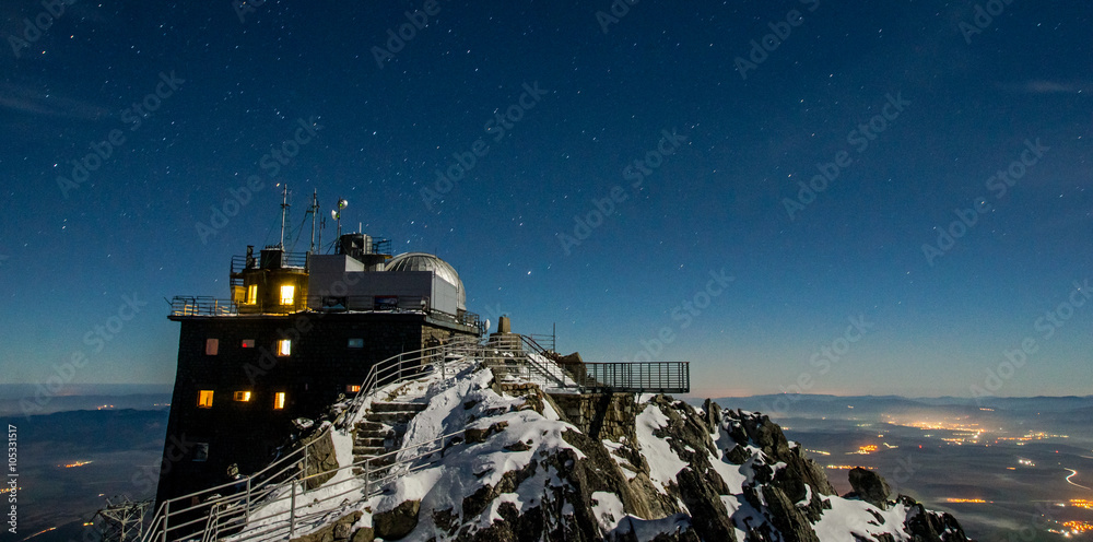 Obraz premium Lomnicky Peak at night