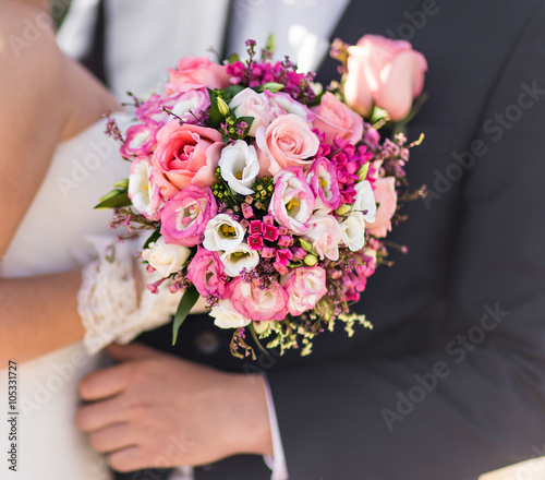 Fototapeta Naklejka Na Ścianę i Meble -  nice wedding bouquet in bride's hand
