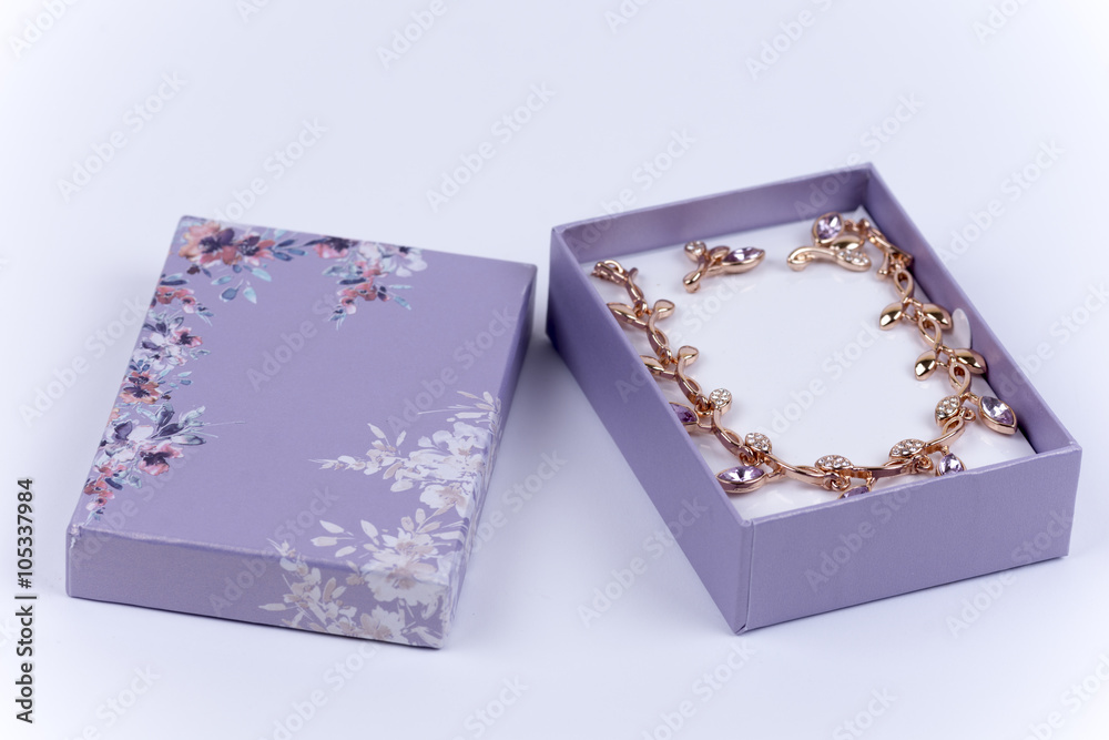 Obraz premium Beautiful necklace with earrings in a purple gift box