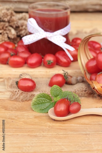 Tomato juice with fresh tomatoes.