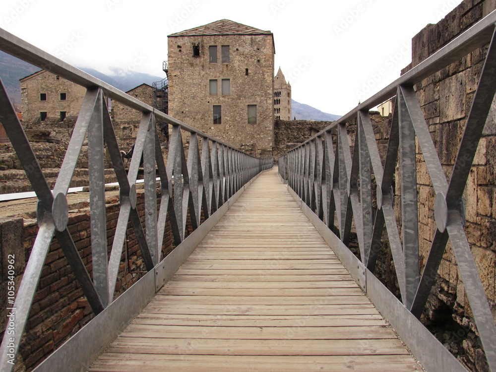 Passerella nel sito archeologico ad Aosta