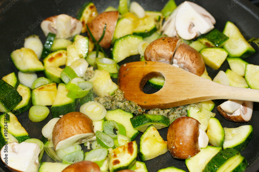 Gesunde Ernährung - Gemüsepfanne, Gemüse in der Pfanne beim Anbraten ...