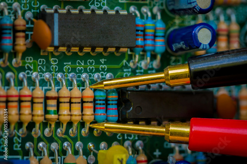 Quadro su tela Multimeter,Resistor s, electronic,Multimet er probes examining a resistors