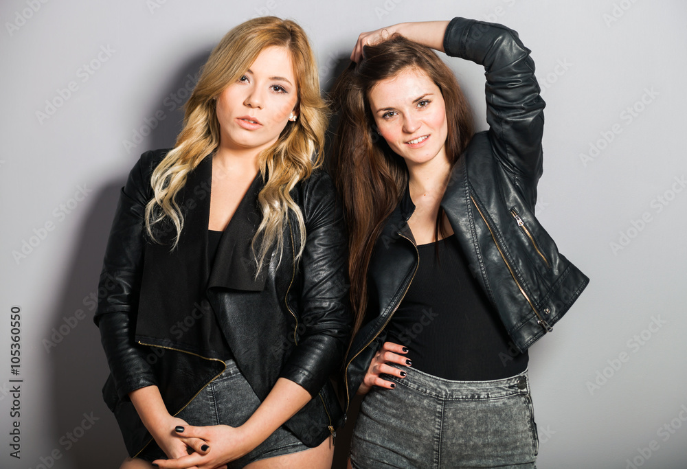 Φωτογραφία Fashion portrait of two friends have fun, modern lifestyle