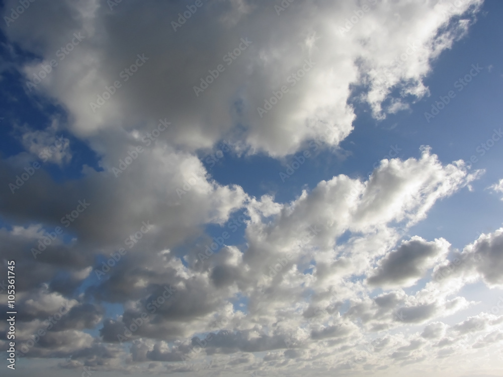 Obraz premium Sky with giants cumulonimbus clouds and sun rays through