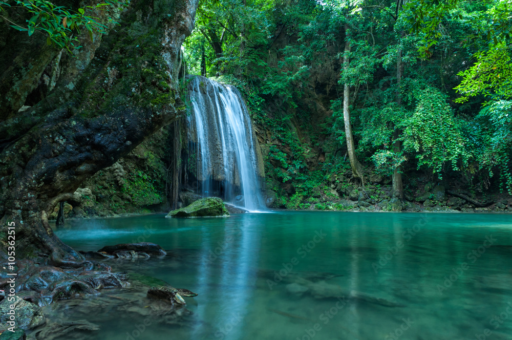 Fototapeta premium Zapierający dech w piersiach zielony krajobraz z zielonym wodospadem