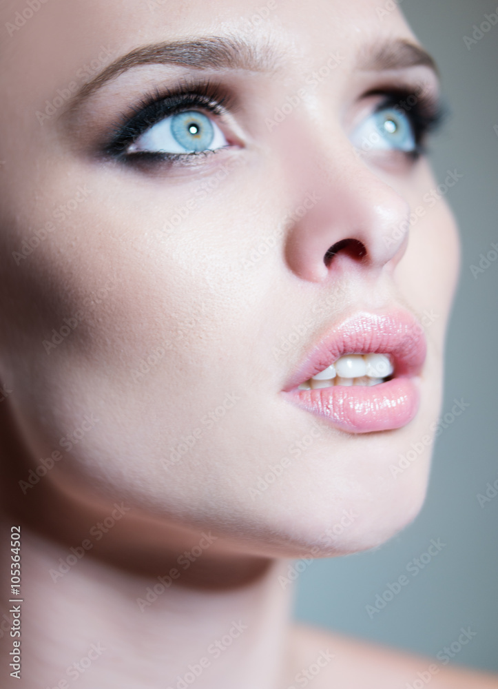 Fototapeta premium beautiful young woman with beautiful blue eyes