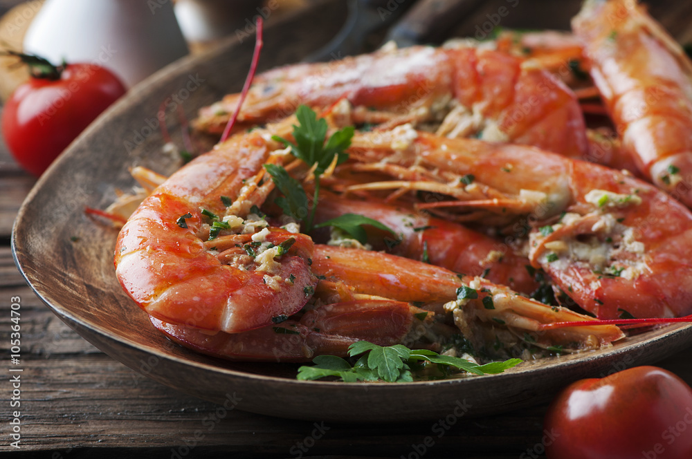 Cooked prawns with oil and parsley