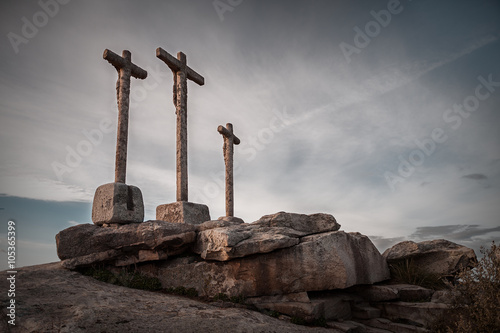 Photo stone cross with sky background dusk cloudy